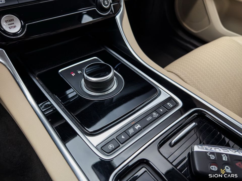 Jaguar XF 2.0D 132kW Prestige AWD Italian Racing Red