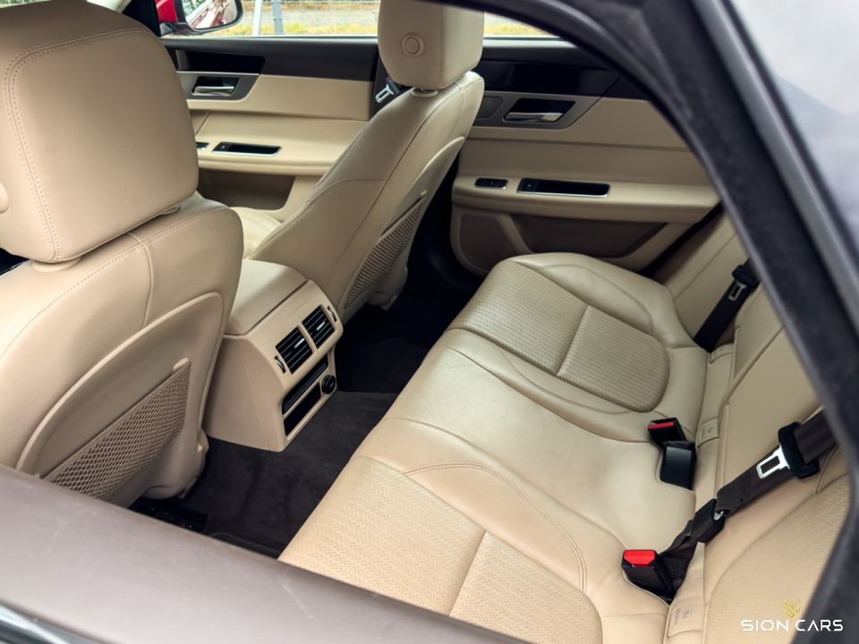 Jaguar XF 2.0D 132kW Prestige AWD Italian Racing Red
