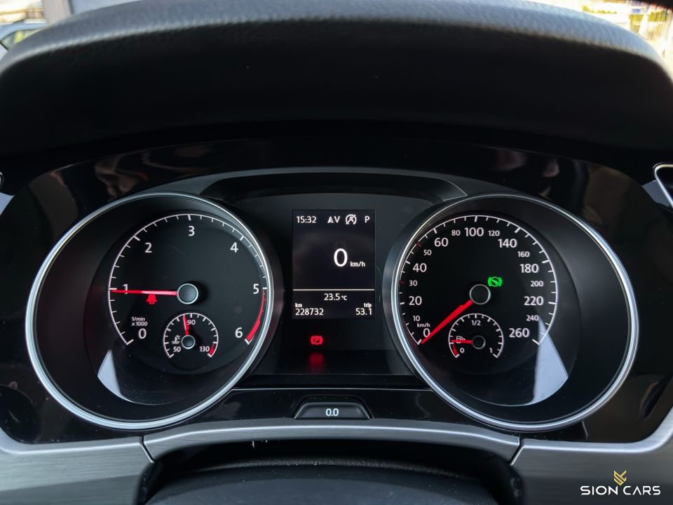 Volkswagen Touran 2.0TDi 110kW DSG R-line